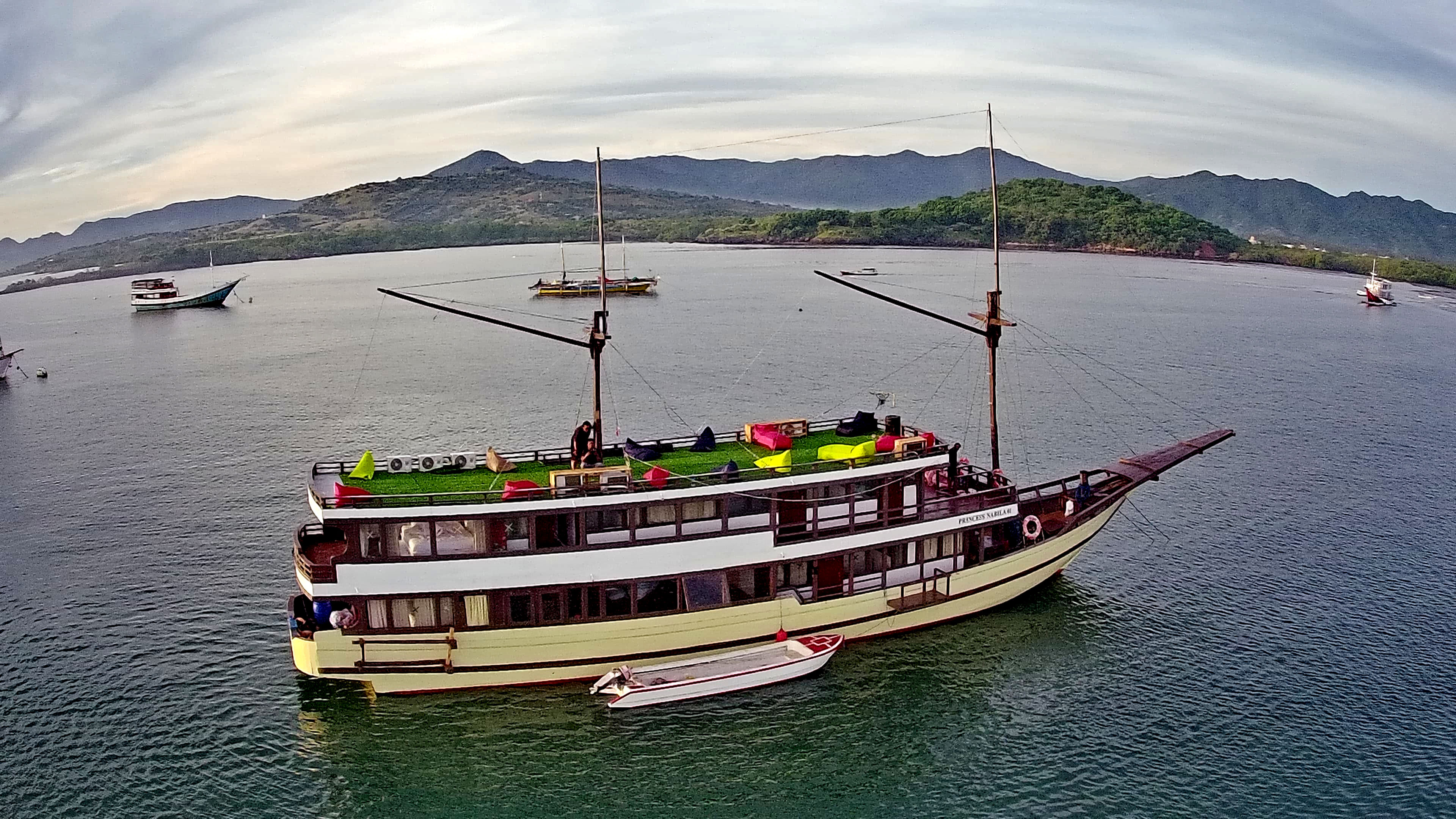 Amazing Komodo Package 2D1N Live on Boat