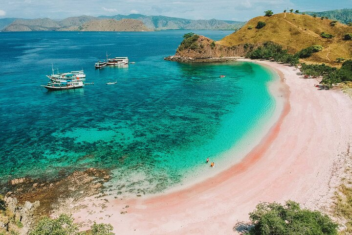 Discover The Gili Petelu and The Pink Beach Tour